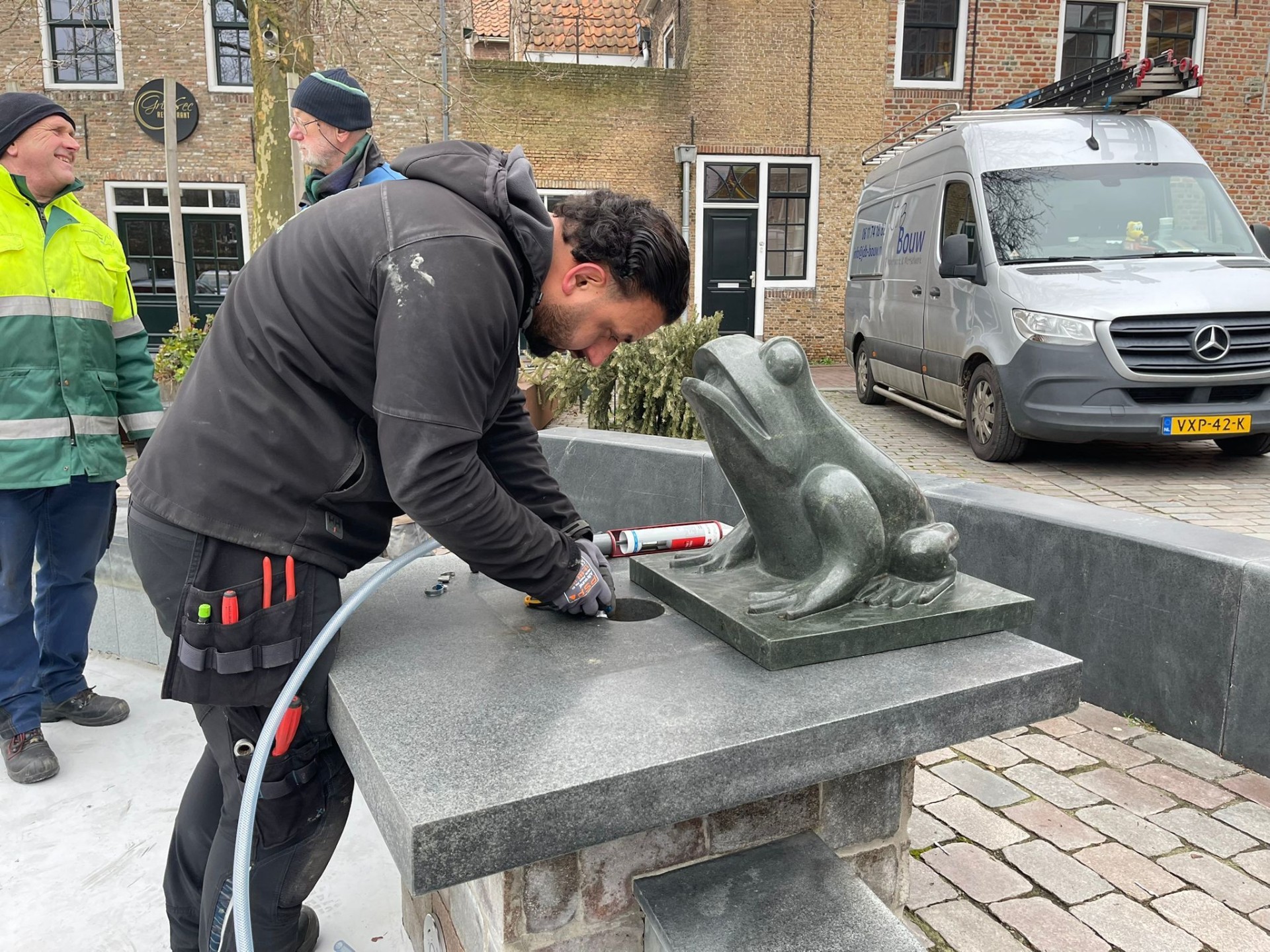 Aanleg fontein natuurstenen kikkers Vlissingen